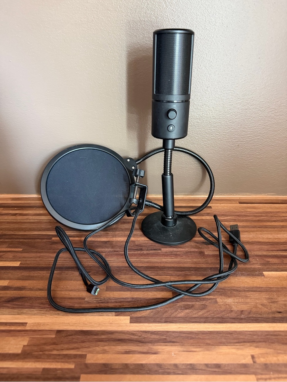 Razer Black USB Streaming Microphone with Pop Filter and Gooseneck